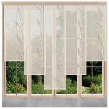 Transparente naturfarbene Vorhänge mit Blumen- und Rankenmuster hängen über großen Fenstern und geben den Blick auf einen grünen Garten frei. Die Vorhänge sind in gestaffelten Bahnen angeordnet und lassen natürliches Licht herein.