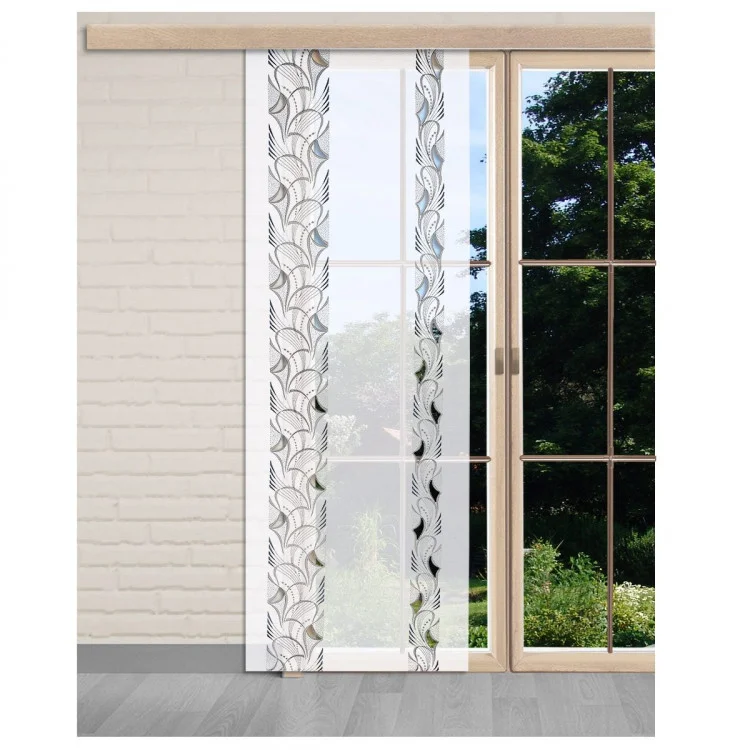 Eine Glasschiebetür mit teilweiser weißer Flächengardine und durchsichtigem, modern gemustertem Vorhang, daneben eine weiße Ziegelwand. Draußen sind durch das Glas grüne Bäume und Gras zu sehen.