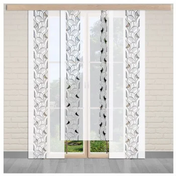 Weiße Schiebepaneele mit einem blauen und grauen Blattmuster hängen vor einem großen Fenster mit Holzrahmen. Der Hintergrund besteht aus einer weißen Backsteinmauer und üppigem Grün, das draußen zu sehen ist.