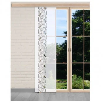 Eine Glasschiebetür mit teilweiser weißer Flächengardine und durchsichtigem, modern gemustertem Vorhang, daneben eine weiße Ziegelwand. Draußen sind durch das Glas grüne Bäume und Gras zu sehen.