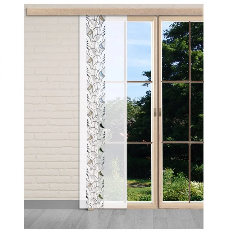 Eine Glasschiebetür mit teilweiser weißer Flächengardine und durchsichtigem, modern gemustertem Vorhang, daneben eine weiße Ziegelwand. Draußen sind durch das Glas grüne Bäume und Gras zu sehen.
