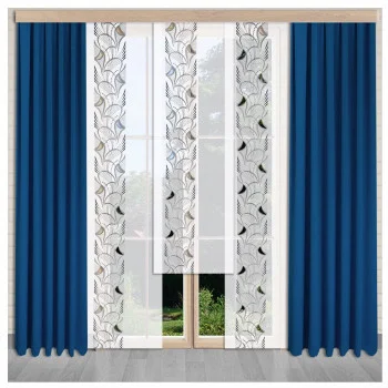 Große Glastüren mit blauen, bodenlangen Vorhängen auf jeder Seite und zwei weiße Schiebepaneele mit dem dekorativen Blumenmuster der Vogtländischen Spitze geben den Blick ins Grüne frei.
