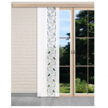 Eine Glasschiebetür mit teilweiser weißer Flächengardine und durchsichtigem, modern gemustertem Vorhang, daneben eine weiße Ziegelwand. Draußen sind durch das Glas grüne Bäume und Gras zu sehen.