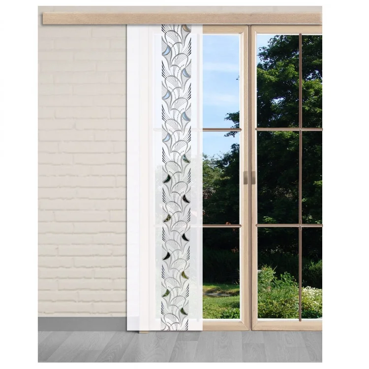 Eine Glasschiebetür mit teilweiser weißer Flächengardine und durchsichtigem, modern gemustertem Vorhang, daneben eine weiße Ziegelwand. Draußen sind durch das Glas grüne Bäume und Gras zu sehen.