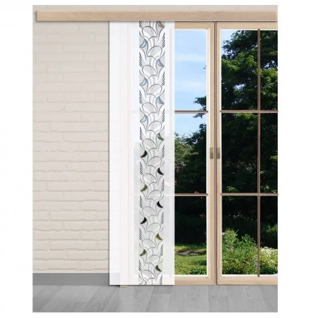 Eine Glasschiebetür mit teilweiser weißer Flächengardine und durchsichtigem, modern gemustertem Vorhang, daneben eine weiße Ziegelwand. Draußen sind durch das Glas grüne Bäume und Gras zu sehen.