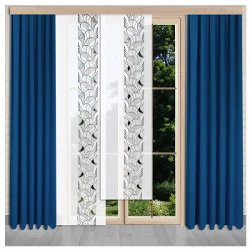 Große Glastüren mit blauen, bodenlangen Vorhängen auf jeder Seite und zwei weiße Schiebepaneele mit dem dekorativen Blumenmuster der Vogtländischen Spitze geben den Blick ins Grüne frei.