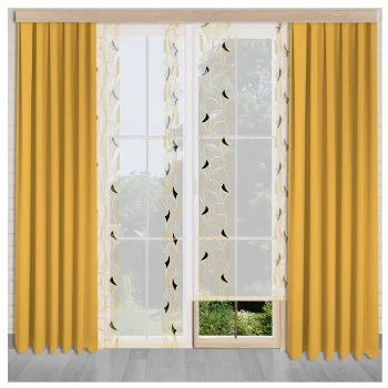 Ein großes Fenster mit durchsichtiger weißer Flächengardine mit geometrischem Muster in der Mitte, eingerahmt von einfarbigen senfgelben Vorhängen auf beiden Seiten, mit Blick auf die Grünflächen draußen.