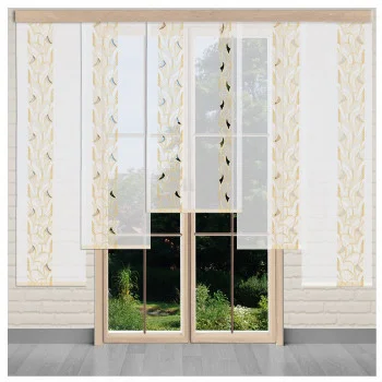 Vor einer Glastür und einem Fenster hängen weiße Flächengardinen mit Goldenem Muster, die natürliches Licht hereinlassen und den Blick in den Garten freigeben. Die Wände sind aus weißem Backstein, und die Vorhänge haben elegante Holzspitzen.