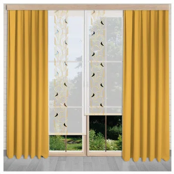 Ein großes Fenster mit durchsichtiger weißer Flächengardine mit geometrischem Muster in der Mitte, eingerahmt von einfarbigen senfgelben Vorhängen auf beiden Seiten, mit Blick auf die Grünflächen draußen.