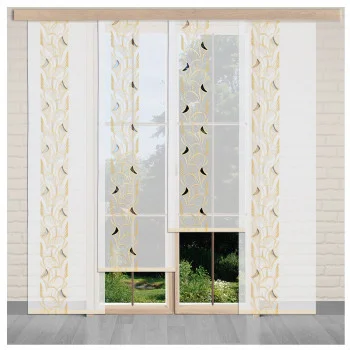 Weiße Schiebepaneele mit goldenen und beigen Blattmustern hängen an einem großen Fenster, das den Blick auf das Grün draußen freigibt. Der Raum ist mit hellen Wänden, einem grauen Holzfußboden und eleganten Flächengardinen im Jania-Stil ausgestattet.