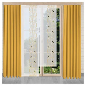 Ein großes Fenster mit durchsichtiger weißer Flächengardine mit geometrischem Muster in der Mitte, eingerahmt von einfarbigen senfgelben Vorhängen auf beiden Seiten, mit Blick auf die Grünflächen draußen.