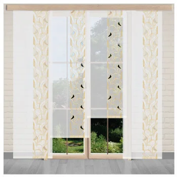 Weiße Schiebepaneele mit goldenen und beigen Blattmustern hängen an einem großen Fenster, das den Blick auf das Grün draußen freigibt. Der Raum ist mit hellen Wänden, einem grauen Holzfußboden und eleganten Flächengardinen im Jania-Stil ausgestattet.