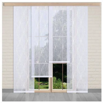 Weiße, halbtransparente, gemusterte Flächenvorhänge hängen vor einem großen Fenster, das in eine helle Backsteinmauer eingelassen ist und den Blick auf Grünflächen und einen Garten im Freien freigibt. Die Vorhänge haben ein gewelltes, vertikales Linienmuster.