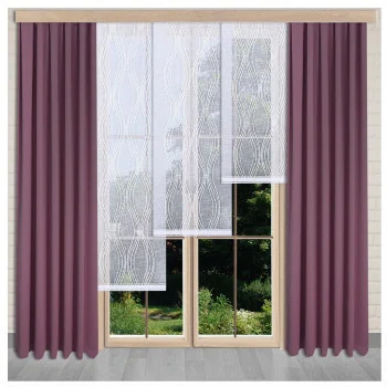 Ein Fenster mit durchsichtigen weißen Flächengardinen mit Wellenmuster und malvenfarbenen, lilafarbenen, bodenlangen Vorhängen auf beiden Seiten. Draußen sind Grünflächen und Bäume zu sehen. Der Raum hat helle Wände und einen grauen Fußboden.