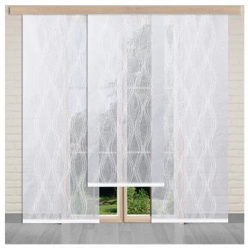 Weiße, halbtransparente, gemusterte Flächenvorhänge hängen vor einem großen Fenster, das in eine helle Backsteinmauer eingelassen ist und den Blick auf Grünflächen und einen Garten im Freien freigibt. Die Vorhänge haben ein gewelltes, vertikales Linienmuster.