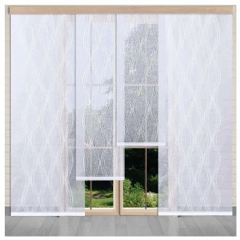 Vor den Glasschiebetüren hängen weiße Flächenvorhänge mit Wellenlinienmuster, die den Blick auf das Grün draußen freigeben und gleichzeitig natürliches Licht hereinlassen. Der Boden ist grau und der Fensterrahmen ist aus hellem Holz.