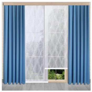 Ein großes Fenster mit blauen Vorhängen auf beiden Seiten und durchsichtigen weißen gemusterten Vorhängen in der Mitte, die teilweise den Blick auf das Grün draußen freigeben. Der Boden ist aus hellgrauem Holz.