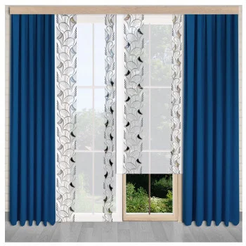 Große Glastüren mit blauen, bodenlangen Vorhängen auf jeder Seite und zwei weiße Schiebepaneele mit dem dekorativen Blumenmuster der Vogtländischen Spitze geben den Blick ins Grüne frei.
