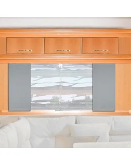 Ein Holzschrank mit drei Schubladen ist über einem Fenster mit grauen Seitenwänden angebracht. Das Fenster gibt den Blick auf eine undeutliche Szene im Freien frei. Unter dem Fenster befindet sich eine weiße Couch mit weißen und beigen Kissen. Das Zimmer ist modern eingerichtet.