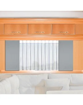 Ein heller Holzschrank mit drei Schubladen befindet sich über einem rechteckigen Fenster mit weißen Vorhängen und grauen Seitenwänden. Unter dem Fenster befindet sich ein weißes Sofa mit weißen und beigen Kissen. Der Raum wirkt gut beleuchtet und geordnet.