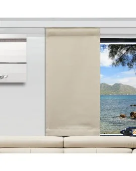 Ein beiger Flächenvorhang ist teilweise über ein Fenster hinter einem weißen Sofa gezogen und verdeckt die linke Seite. Die rechte Seite des Fensters zeigt blaues Wasser, eine felsige Küste, grüne Hügel und einen Baumzweig unter einem hellen Himmel. An der linken Wand befindet sich ein modernes Kunstwerk.