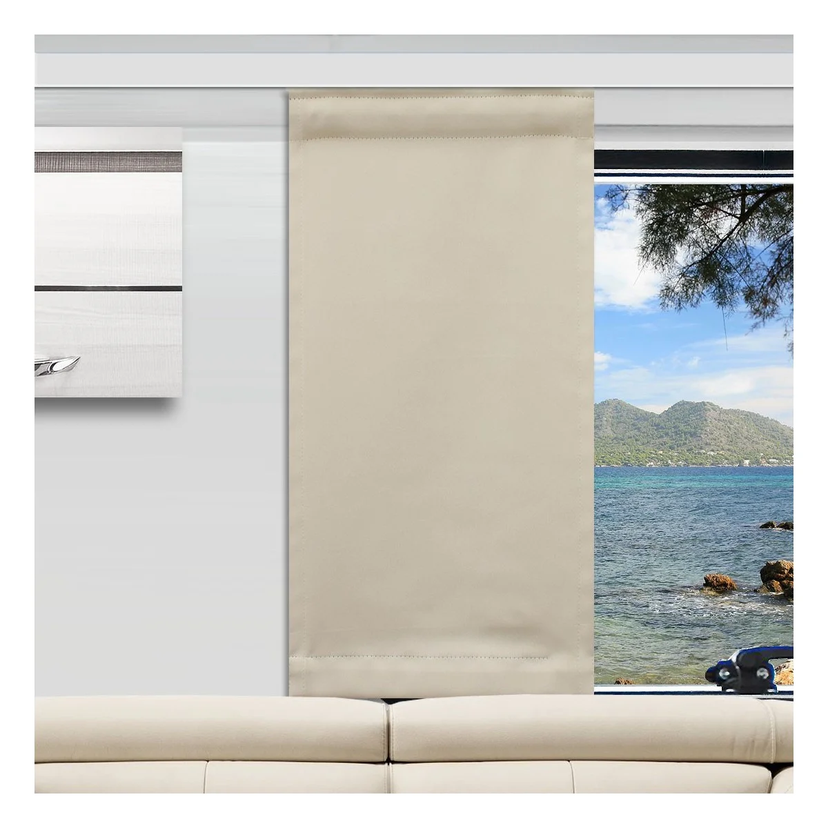 Ein beiger Flächenvorhang ist teilweise über ein Fenster hinter einem weißen Sofa gezogen und verdeckt die linke Seite. Die rechte Seite des Fensters zeigt blaues Wasser, eine felsige Küste, grüne Hügel und einen Baumzweig unter einem hellen Himmel. An der linken Wand befindet sich ein modernes Kunstwerk.