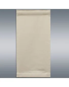 Eine hellbeige Flächengardine ist vertikal auf einem grauen Hintergrund mit Farbverlauf abgebildet. Die Gardine hat genähte Kanten und keine sichtbaren Etiketten, Logos oder Markierungen. Oben und unten ist der Tunnelband für die Schlaufen zu sehen.