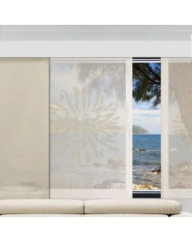 In einem modernen Wohnzimmer steht ein beiges Sofa vor großen Fenstern. Zwei Fensterscheiben sind mit durchscheinenden Sonnenschlitzen versehen und geben teilweise den Blick auf das Meer mit Felsen, blauem Wasser und einem Baum frei. Das rechte Paneel ist offen und rahmt die Meereslandschaft deutlich ein.