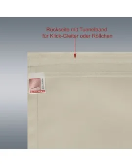 Nahaufnahme eines beigen Stoffvorhangs, der oben ein eingenähtes Tunnelband zeigt, das für Klickgleiter oder Rollen vorgesehen ist. Ein roter Pfeil hebt das Band hervor. Der deutsche Text darüber lautet: "Rückseite mit Tunnelband für Klick-Gleiter oder Röllchen.