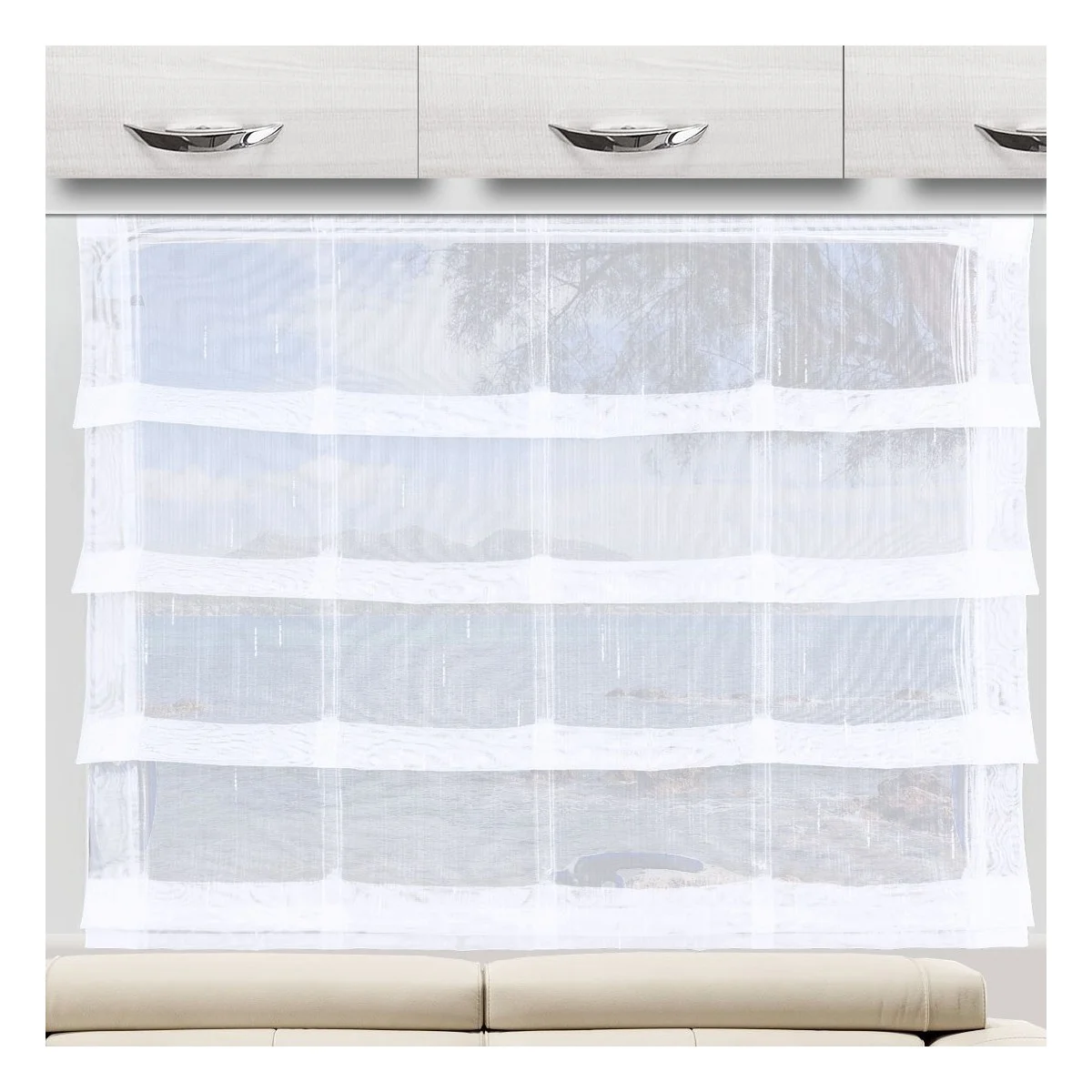 Ein durchsichtiger weißer Vorhang mit horizontalen Streifen ist vor einem großen Fenster angebracht, das viel Licht hereinlässt. Über dem Fenster sind moderne weiße Schränke mit silbernen Griffen angebracht. Ein Teil einer hellen, gepolsterten Bank erscheint am unteren Rand.