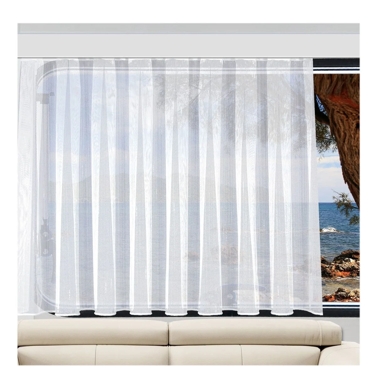 Maßgefertigter Caravan-Store ANNA in Weiß an einem Wohnwagenfenster mit Blick auf das Meer, eine felsige Küste und ein kleines Boot; im Vordergrund die Kante eines hellen Sofas im Wohnmobil-Innenraum.