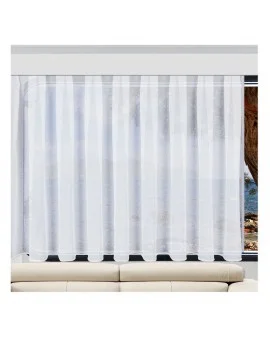 Ein durchsichtiger weißer Vorhang ist vor einem großen Fenster aufgehängt und lässt natürliches Licht in den Raum fallen. Das Fenster bietet einen undeutlichen Blick auf Bäume, einen blauen Himmel und Wasser. Unter dem Fenster steht ein cremefarbenes Sofa an der Wand.