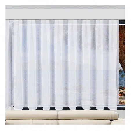 Ein durchsichtiger weißer Vorhang ist vor einem großen Fenster aufgehängt und lässt natürliches Licht in den Raum fallen. Das Fenster bietet einen undeutlichen Blick auf Bäume, einen blauen Himmel und Wasser. Unter dem Fenster steht ein cremefarbenes Sofa an der Wand.