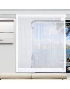 Ein weißer durchsichtiger Vorhang bedeckt ein großes Fenster. Durch den Vorhang sieht man ein blaues Meer, ferne Berge und einen teilweise bewölkten Himmel. Unter dem Fenster steht ein beigefarbenes Sofa, und an der linken Seite befindet sich ein modernes Wandregal.