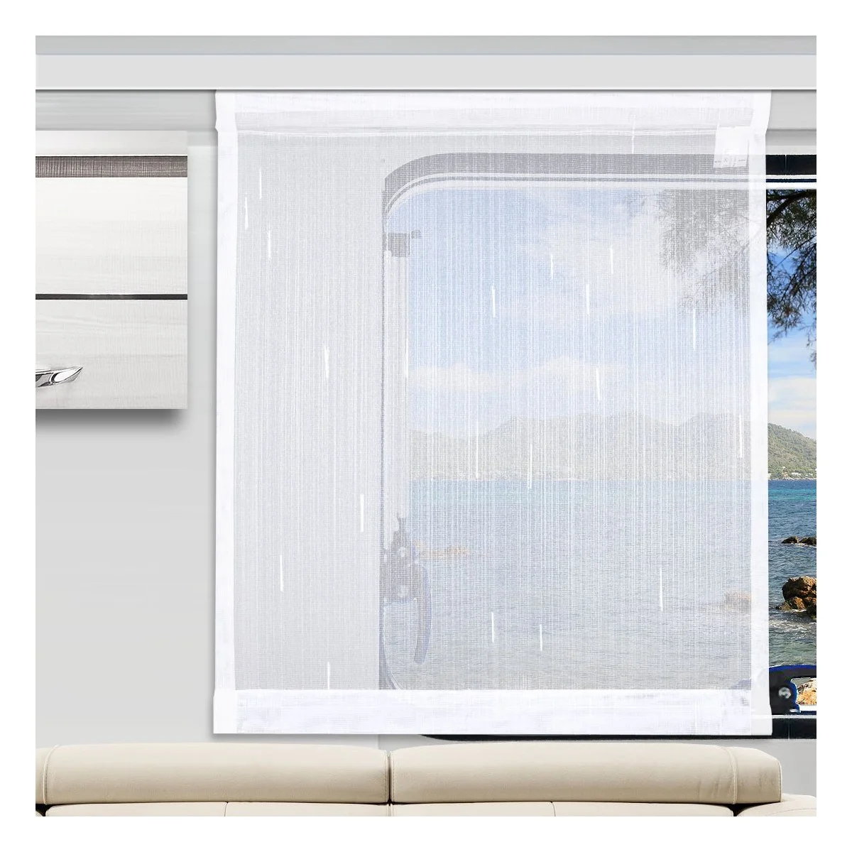 Ein weißer durchsichtiger Vorhang bedeckt ein großes Fenster. Durch den Vorhang sieht man ein blaues Meer, ferne Berge und einen teilweise bewölkten Himmel. Unter dem Fenster steht ein beigefarbenes Sofa, und an der linken Seite befindet sich ein modernes Wandregal.