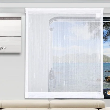 Ein weißer durchsichtiger Vorhang bedeckt ein großes Fenster. Durch den Vorhang sieht man ein blaues Meer, ferne Berge und einen teilweise bewölkten Himmel. Unter dem Fenster steht ein beigefarbenes Sofa, und an der linken Seite befindet sich ein modernes Wandregal.