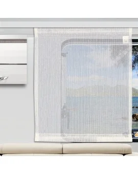 Maßgefertigte Caravan-Schiebegardine Mailin an einem Wohnwagenfenster. Transparenter weißer Vorhang im modernen Camper-Wohnbereich mit Ausblick auf einen blauen See und grüne Bäume.