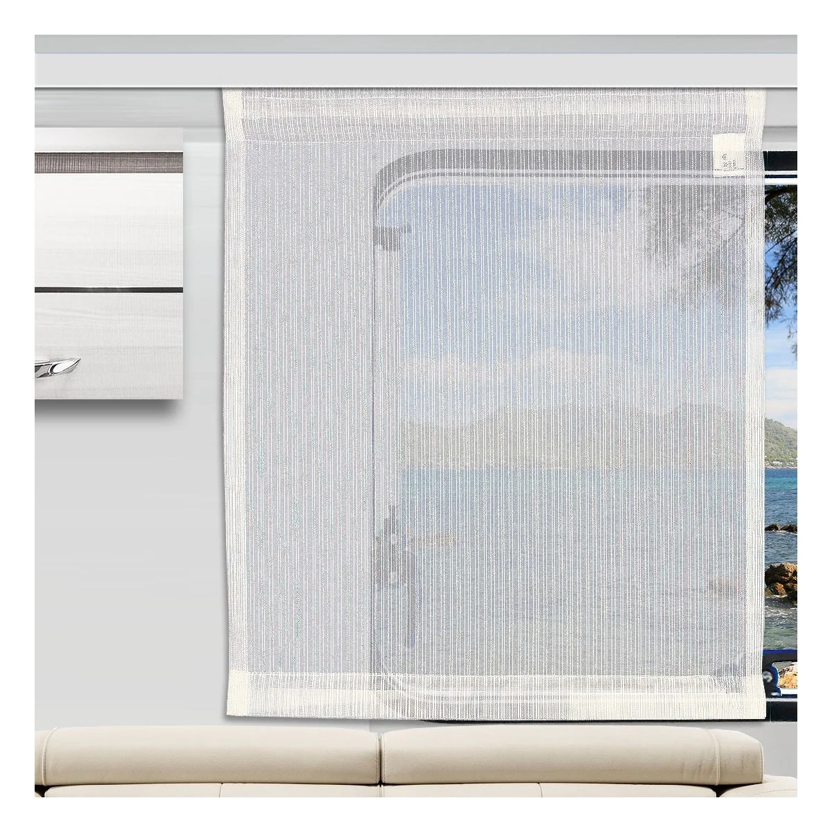 Maßgefertigte Caravan-Schiebegardine Mailin an einem Wohnwagenfenster. Transparenter weißer Vorhang im modernen Camper-Wohnbereich mit Ausblick auf einen blauen See und grüne Bäume.