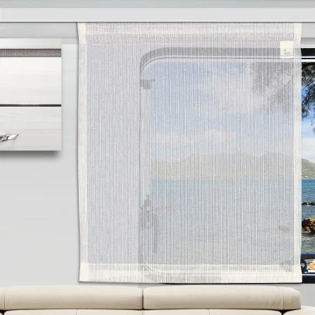 Maßgefertigte Caravan-Schiebegardine Mailin an einem Wohnwagenfenster. Transparenter weißer Vorhang im modernen Camper-Wohnbereich mit Ausblick auf einen blauen See und grüne Bäume.