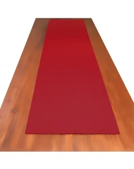 Landhaus-Tischdecke Hetty Rot uni auf einem Tisch