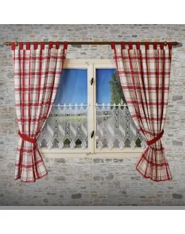 Landhaus-Schlaufenschal Hetty Rot kariert an einem Fenster