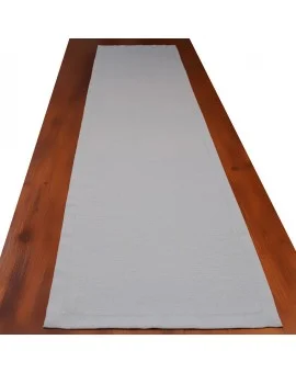 Landhaus-Tischdecke Hetty Grau uni auf einem Tisch