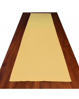 Landhaus-Tischdecke Hetty Gelb uni auf einem Tisch