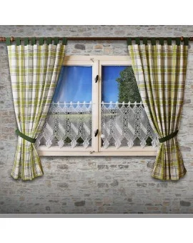 Landhaus-Schlaufenschal Hetty Grün kariert Beispielbild an einem Fenster