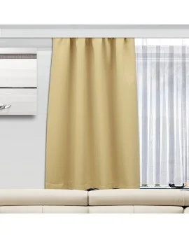 Ein beiger Verdunkelungsvorhang ist vor einem Fenster über einem weißen Sofa angebracht. Daneben verdecken weiße Vorhänge einen weiteren Teil des Fensters, so dass natürliches Licht eindringen kann. Auf der linken Seite sind eine hellgraue Wand und ein gerahmtes Kunstwerk teilweise sichtbar.