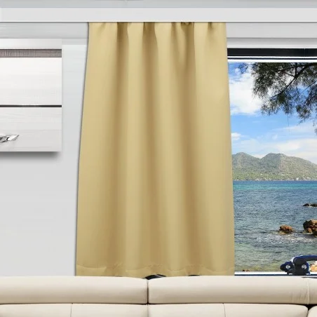 Ein beiger Vorhang ist teilweise über ein großes Fenster in einem modernen Wohnzimmer mit einem weißen Sofa gezogen. Durch das Fenster blickt man auf das Meer, die Berge und die Äste der Bäume unter einem blauen Himmel mit vereinzelten Wolken.