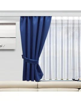 Ein blauer Vorhang ist an einer Seite eines Fensters zurückgebunden, so dass weiße Vorhänge zum Vorschein kommen. Unter dem Fenster befindet sich ein beiges Sofa. Auf der linken Seite des Bildes ist ein Teil eines an der Wand befestigten Regals oder Gemäldes teilweise sichtbar.