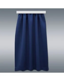 Ein marineblauer Vorhang ist an einer weißen Stange vor einem grauen Hintergrund mit Farbverlauf aufgehängt. Der Stoff ist oben gerafft, wodurch vertikale Falten entstehen, und hängt gerade mit einem schlichten Saum an der Unterkante.
