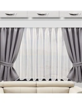 Ein beigefarbenes Sofa steht unter einem großen Fenster mit weißen Vorhängen in der Mitte und grauen Vorhängen, die auf beiden Seiten zurückgebunden sind. Oberhalb des Fensters befinden sich weiße Schränke mit silbernen Griffen. Der Raum wirkt gut beleuchtet und modern.