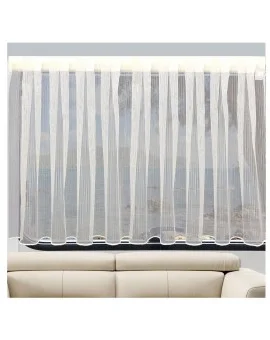 Transparenter Wohnwagen-Store Mailin in Weiß mit dezenter Längsstruktur an einem Caravan-Fenster über einem beigefarbenen Sofa, lichtdurchlässig mit Blick auf Wasser und blauen Himmel.